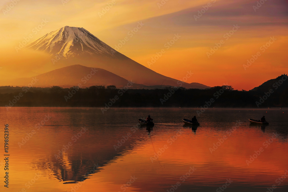 Fototapeta premium Jeziorny shoji przy wschodem słońca z Mt. Fuji