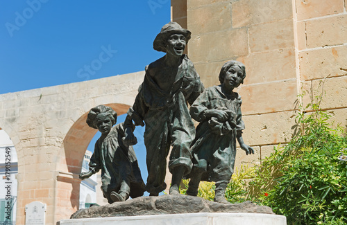 Statue Les Gavroches in Valletta (Malta)