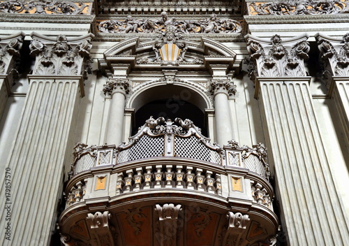 Kleiner Balkon im Innenraum der Kathedrale San Pietro