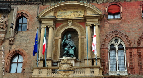 Statue von Papst Gregor XIII. am Palazzo d'Accursio