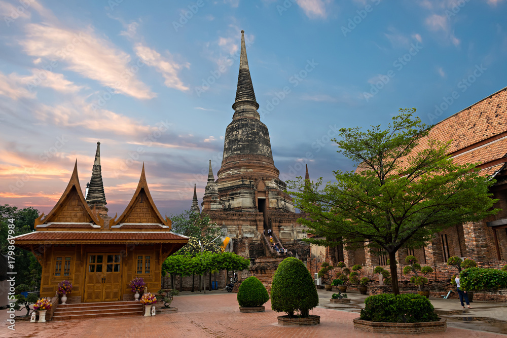 Naklejka premium wat yai chai mongkol