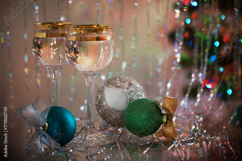 Фужеры и новогодние украшения в праздничном декоре.