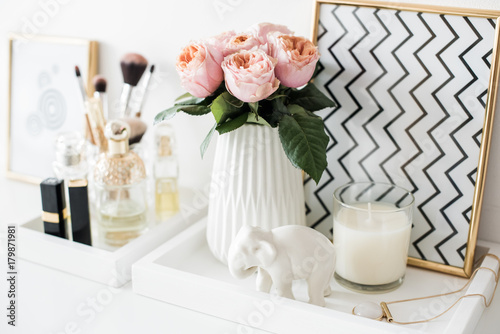 Billede på lærred Ladys dressing table decoration with flowers, beautiful details,
