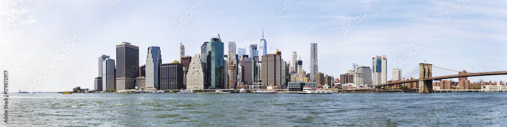 Obraz premium Panoramiczny widok na Brooklyn Bridge i Manhattan Skyline, USA