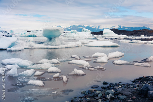 Floating ice box on the Fjallsarlon glacial lagoon © Andrew Mayovskyy
