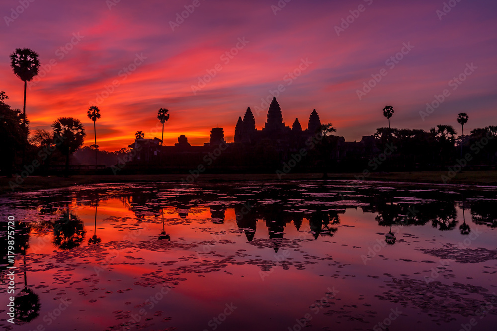 Fototapeta premium Sunrise at Angkor Wat