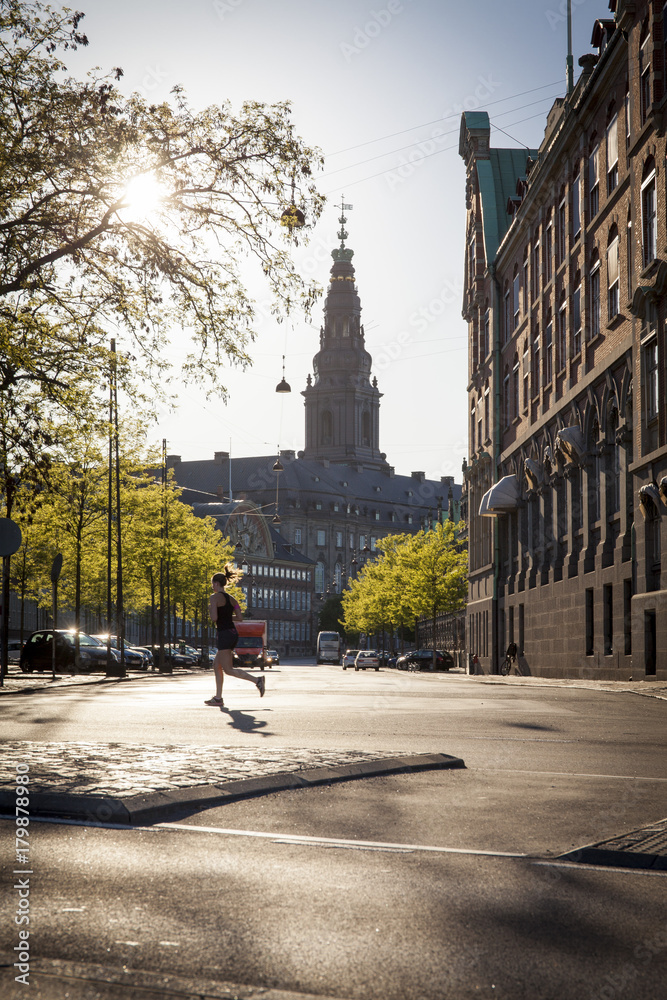 Obraz premium Runner against city scenery
