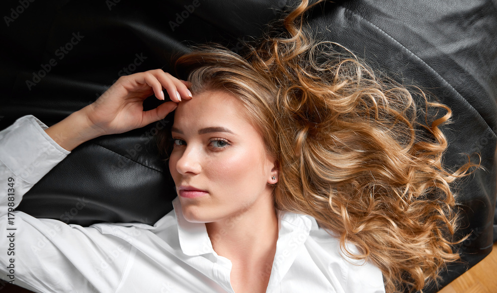 Vertical top view shot of a beautiful long haired blonde woman looking to  the camera seductively lying down beauty femininity sensuality confidence  relaxation concept. Stock Photo | Adobe Stock