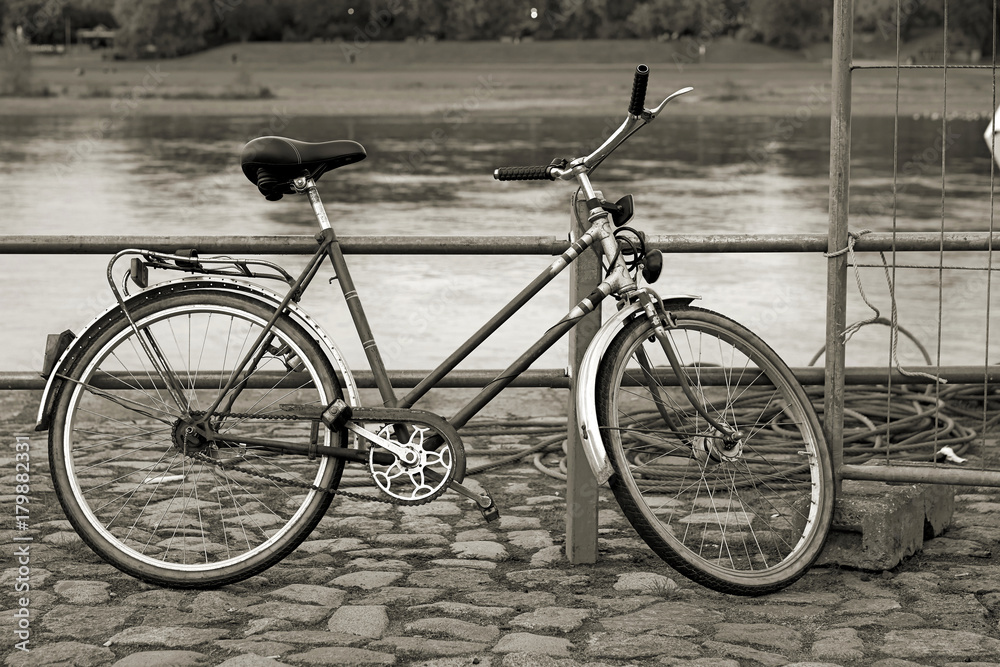 Fahrrad am Ufer der Elbe in Dresden Fahrrad am Ufer der Elbe in Dresden