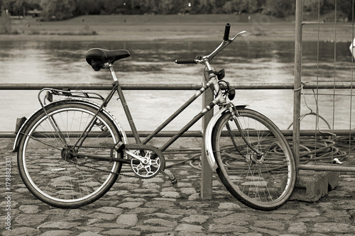 Fahrrad am Ufer der Elbe in Dresden
