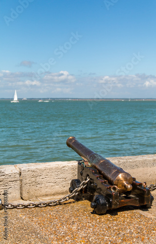 Photo A brass starting cannon looks out over the Solent during a sunny Cowes week on t