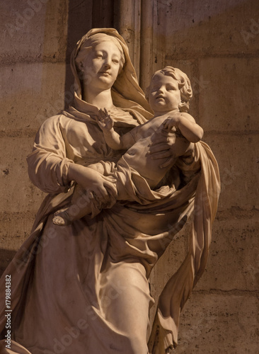 Sculpture statue Notre Dame photo