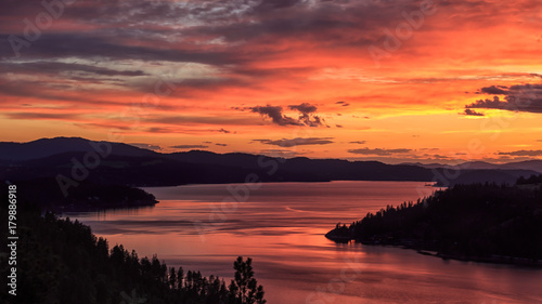 Fototapeta Naklejka Na Ścianę i Meble -  Sunset over Lake Coeur d'Alene