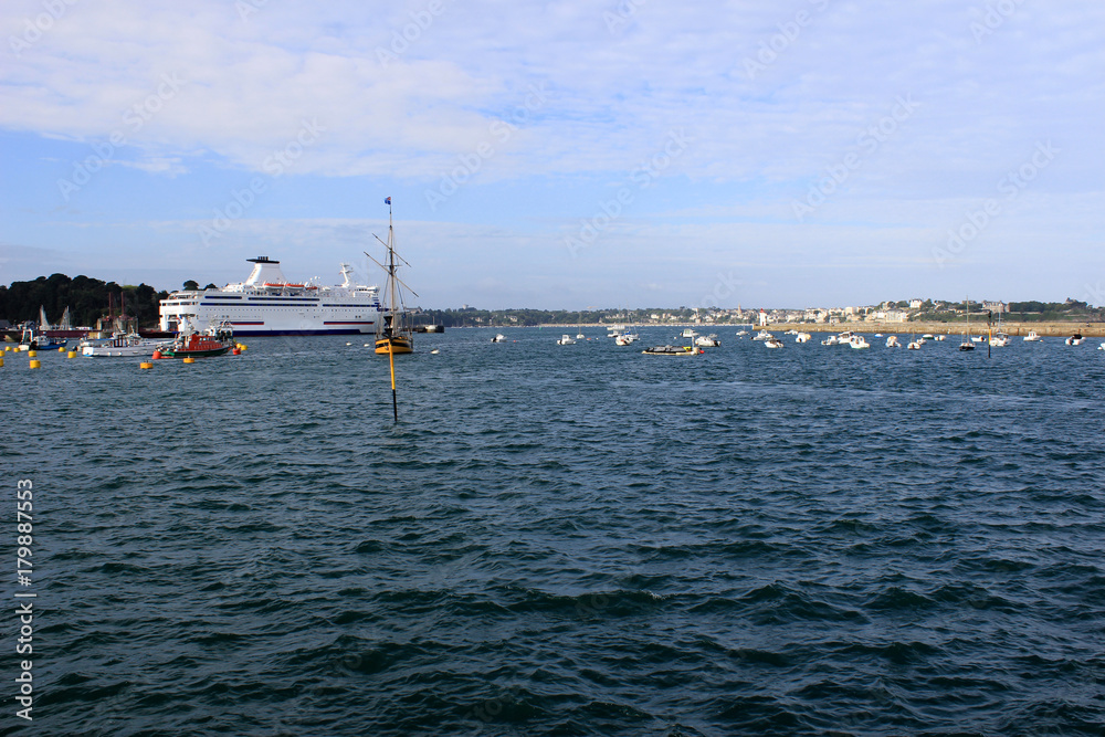 Saint Malo - Départ d'un Ferry