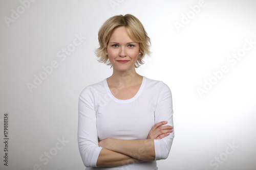 Hübsche blonde Frau vor weissem Hintergrund