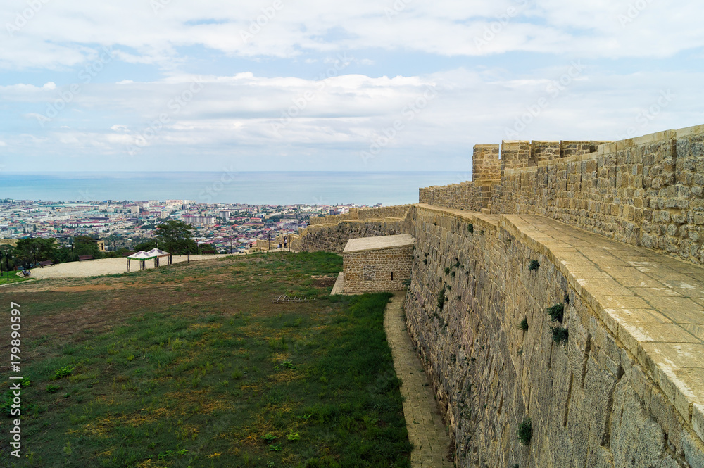 Вид изнутри на оборонительную стену крепости Нарын-Кала, Дербент, Дагестан.