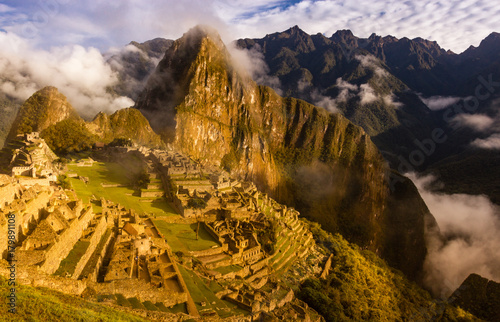 Machu Picchu at sunrise / Machu Picchu zum Sonnenaufgang
