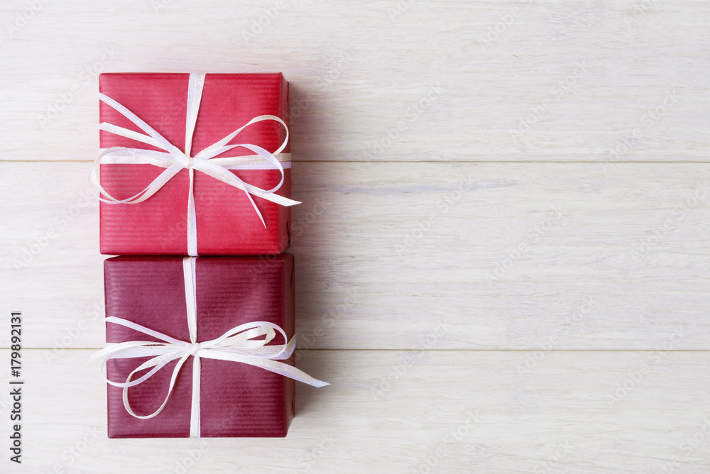 Obraz premium Two gift boxes over wooden background