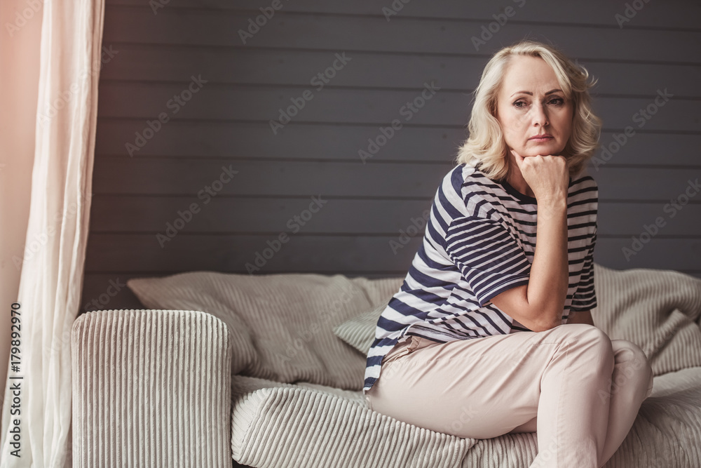 Obraz premium Sad senior woman