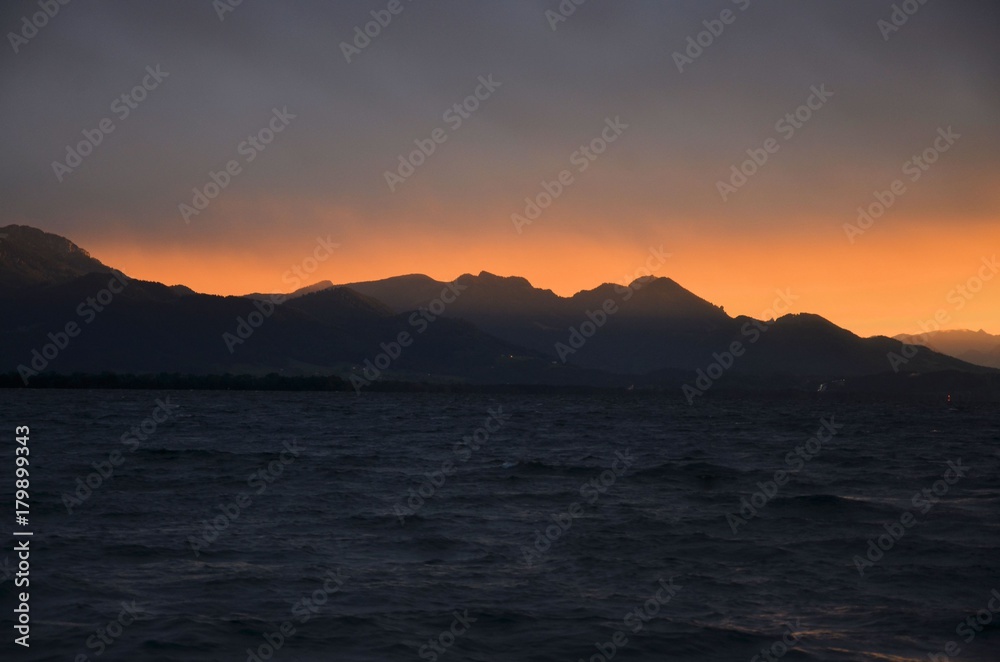 Sonnenuntergang hinter den Bergen am Chiemsee - Alpen Sonnenuntergang hinter den Bergen am Chiemsee - Alpen