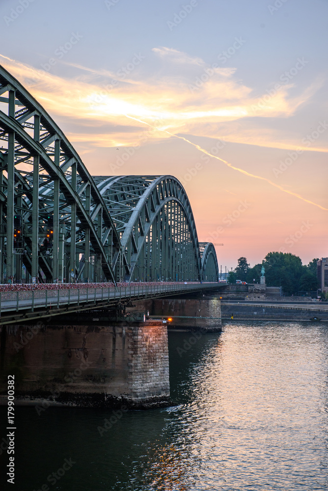 Obraz premium Sonnenaufgang über der Hohenzollernbrücke in Köln