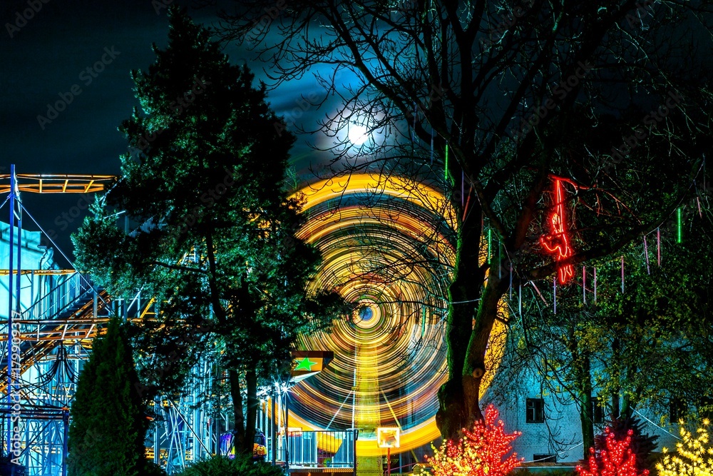Obraz premium Night cityscape and illumination in an amusement park