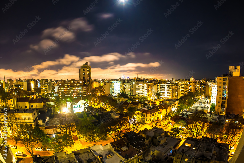 Obraz premium Panoramiczny widok na Montevideo w Urugwaju w nocy