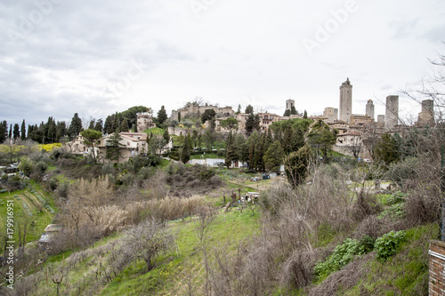 San Gimignano, Siena, Italia - San Gimignano is a small walled medieval hill town. Known as the Town of Fine Towers, famous and unique for a dozen of tower houses, "an unforgettable skyline".