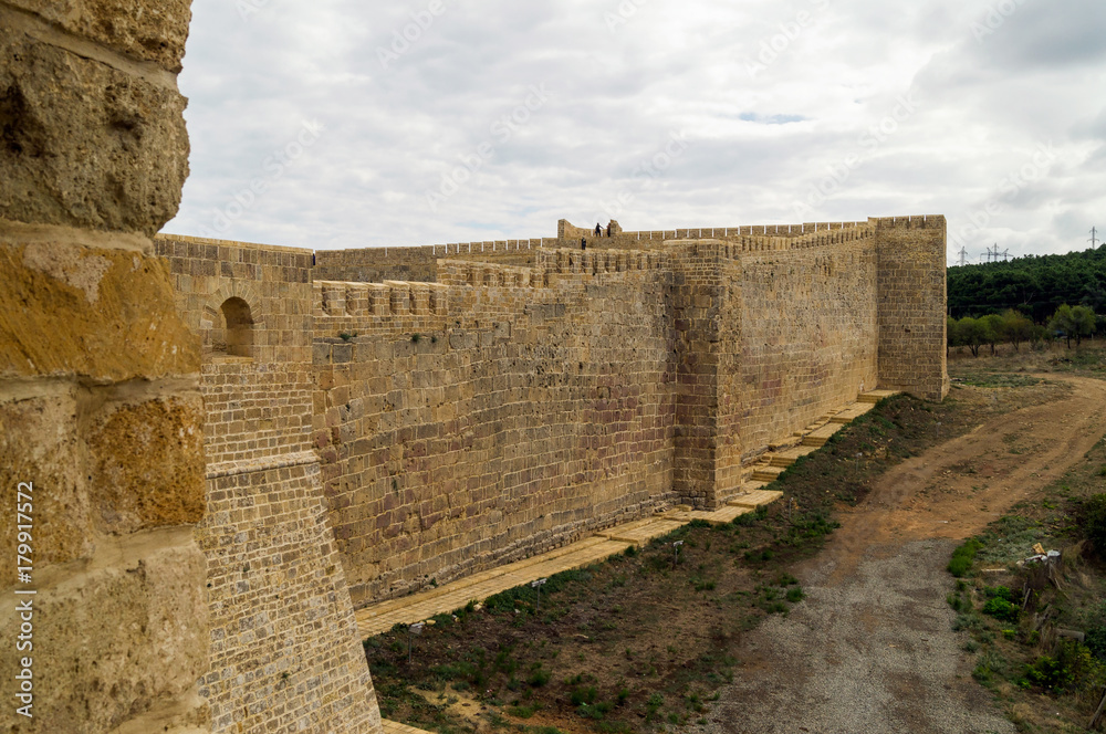 Каменная оборонительная стена крепости Нарын-Кала, Дербент, Дагестан.