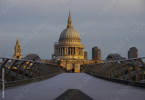 Obraz na płótnie The Millennium Bridge and St.Paul's Cathedral, London w salonie