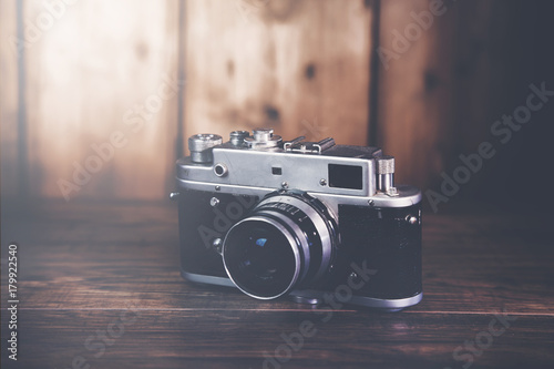 Canvastavla Retro camera on wood table background