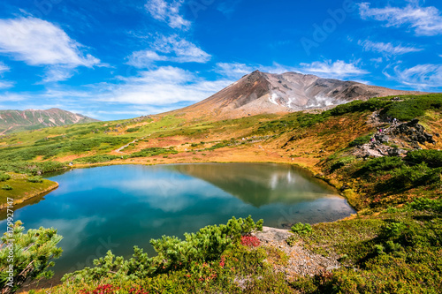 北海道の大雪山・旭岳に広がる色とりどりの紅葉と青空・鏡貼りの池 © 和紀 神谷