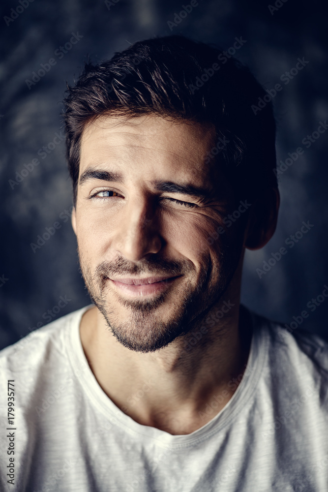 Obraz premium he winks an eye