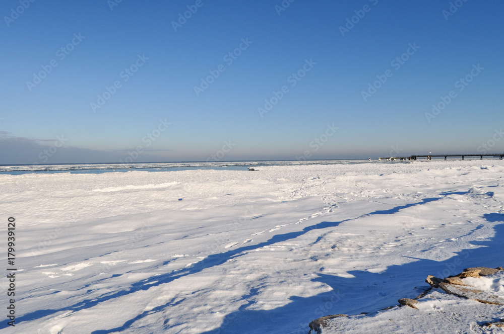 zugefrorene Ostsee, Nordstrand in Göhren auf Rügen