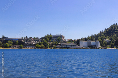 Bleder See (SLO) mit Blick auf die Uferpromenade mit Htels