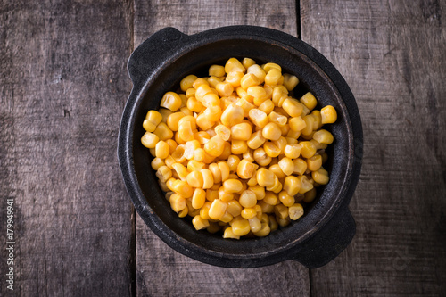 Papier peint Sweet corn kernels in bowl on wooden table