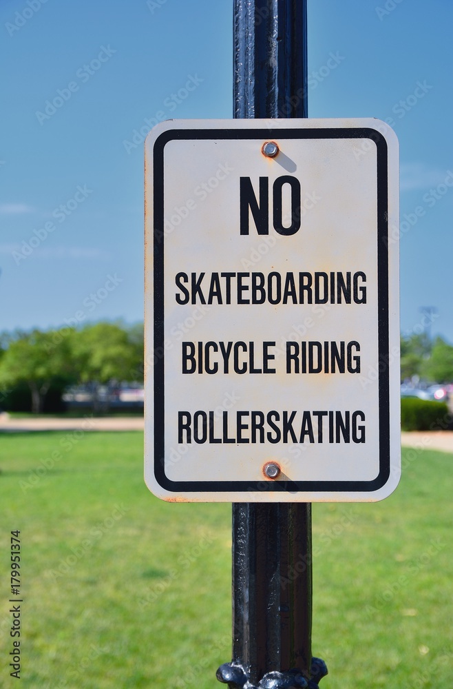 Sign prohibiting rollerskating and skateboards.