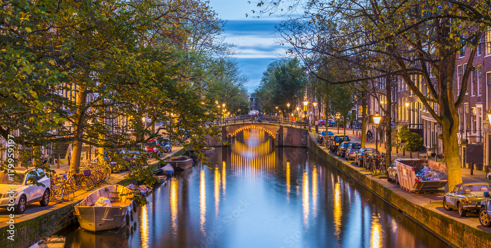 Fototapeta premium Canal à Amsterdam le soir, Hollande aux Pays-Bas