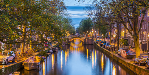 Canal à Amsterdam le soir, Hollande aux Pays-Bas