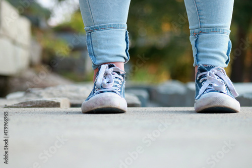 Ragazza con scarpe blu e jeans © CreativePhotography