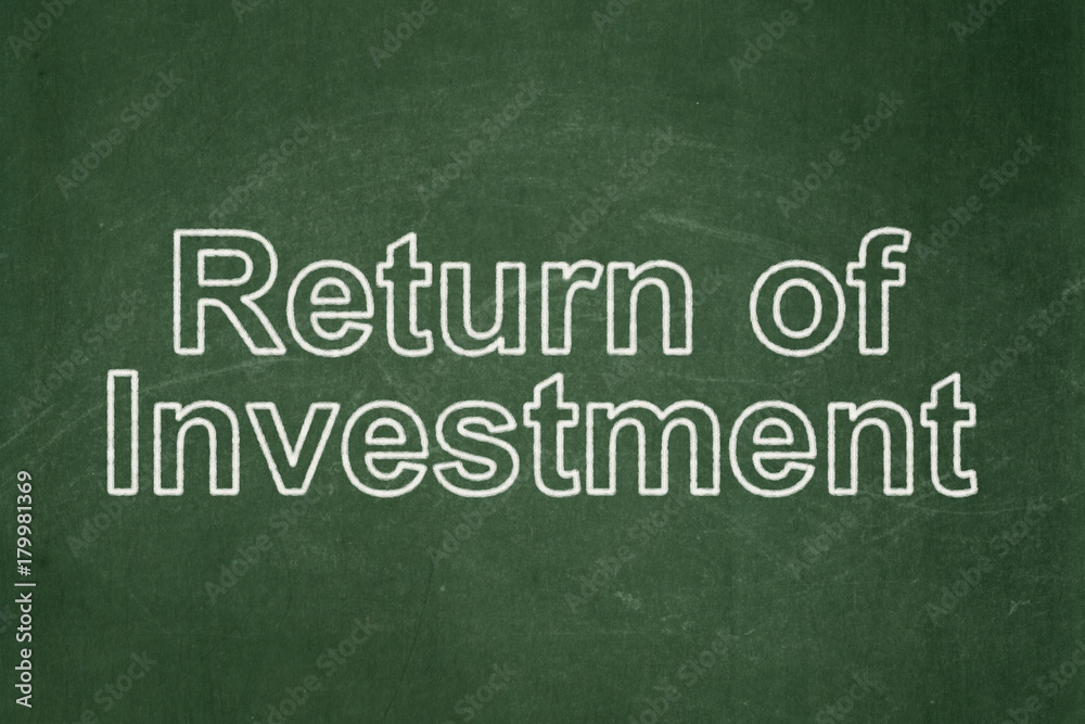 Obraz premium Finance concept: text Return of Investment on Green chalkboard background