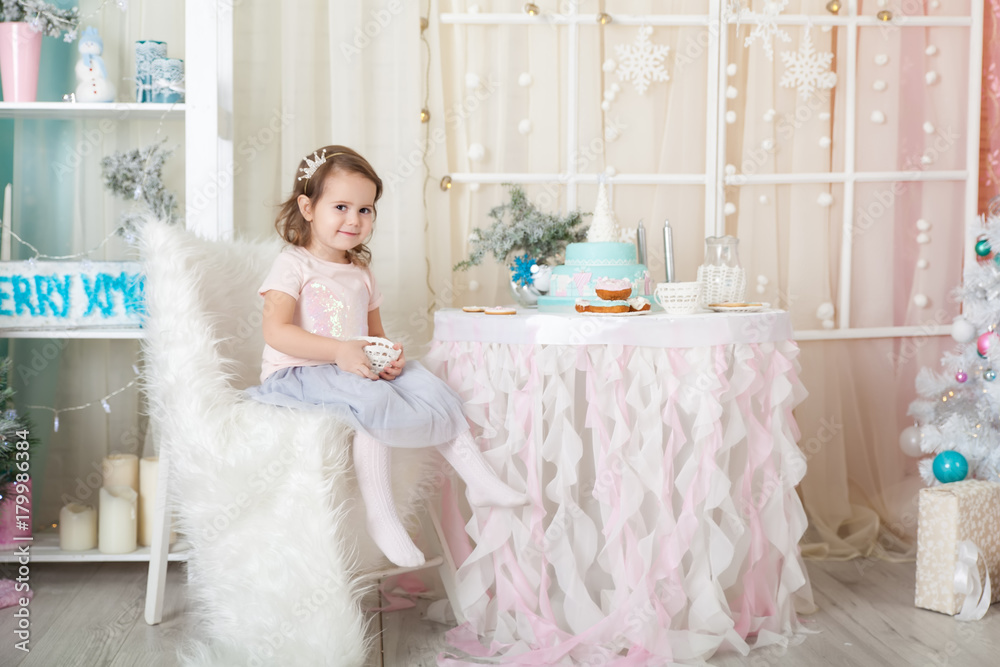 Naklejka premium Cute girl in a Christmas decorations
