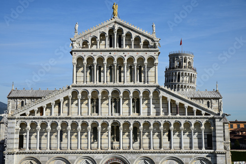 Colonnades de la basilique et tour penchée à Pise en Toscane, Italie