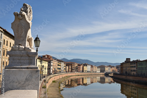 Statue de lion sur les quais de l'Arno à Pise en Toscane, Italie