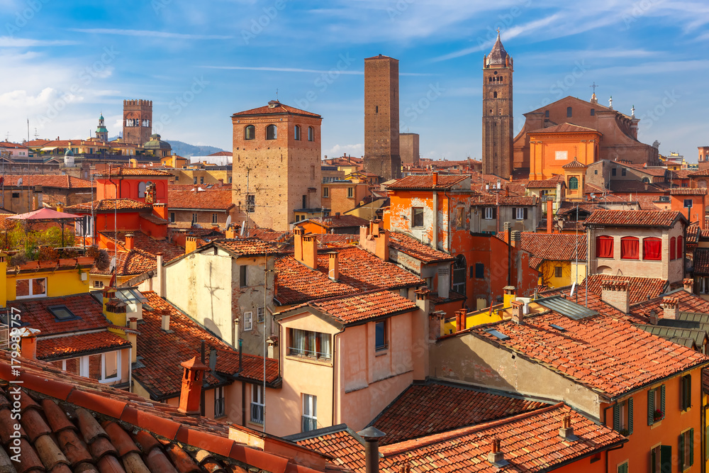 Obraz premium Widok z lotu ptaka katedry w Bolonii i wieże górujące nad dachami Starego Miasta w średniowiecznym mieście Bolonia w słoneczny dzień, Emilia-Romania, Włochy