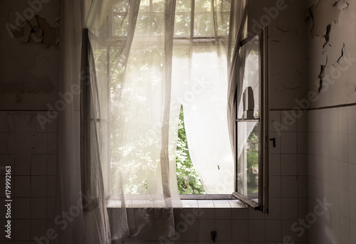 Langzeitbelichtung einer Gardine im Wind in einem verlassenen Gebäude  3