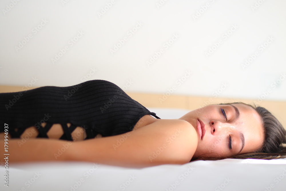 Naklejka premium chica durmiendo