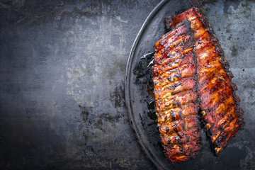 Stickers Grill / Barbecue Gegrilde spareribs op rustieke plank  © HLPhoto