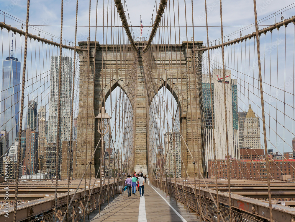Fototapeta premium Wieża Brooklyn Bridge i Manhattan wieżowce widok, Nowy Jork