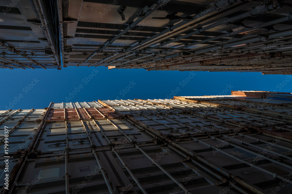 Schiffscontainer im Containerhafen Schiffscontainer im Containerhafen